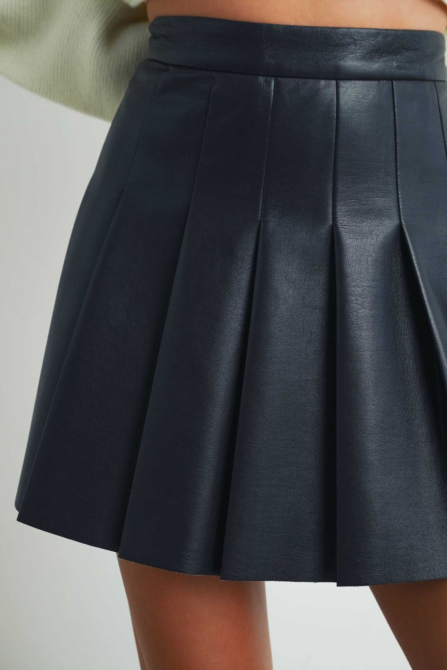 BUTTERMELON - Solid Pleated Leather Mini Skirt